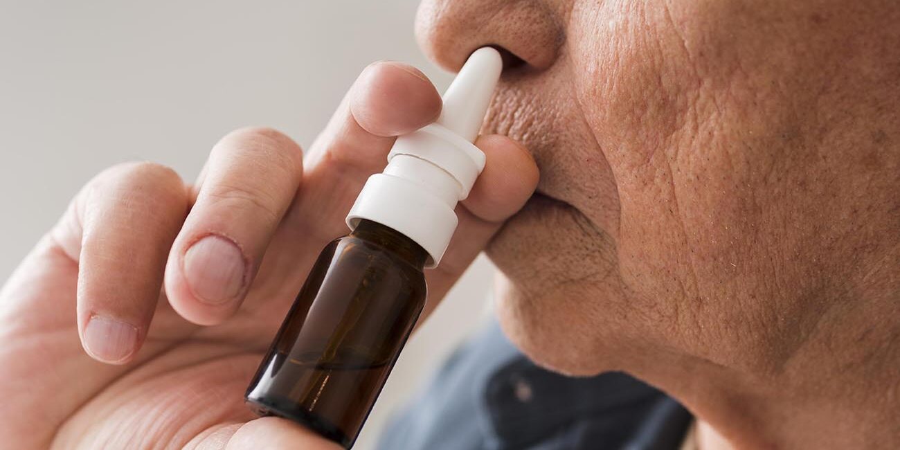 Idoso usando Esketamina (Spravato).